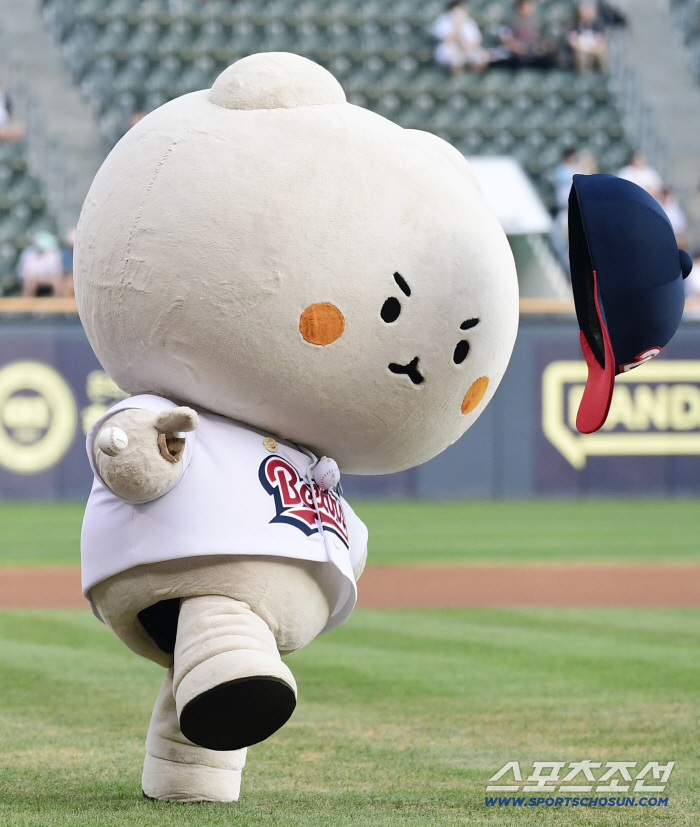  The first pitch is so strong that the Manggom Bears' cap comes off