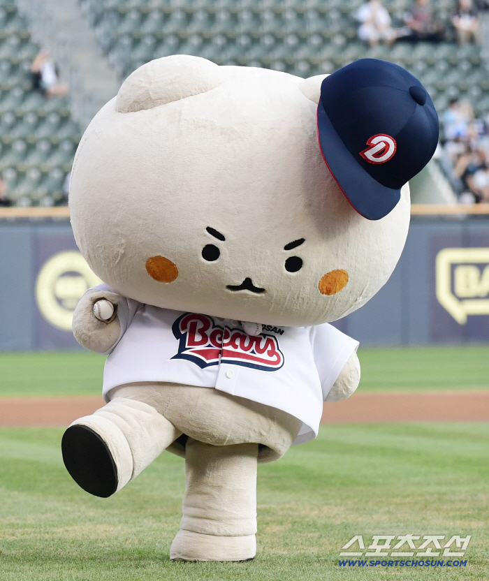  Manggom is throwing the first pitch in Bears uniform