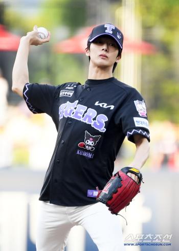  MONSTA X Hyungwon stands on the mound in Gwangju, his hometown