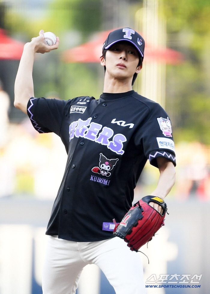  MONSTA X Hyungwon stands on the mound in Gwangju, his hometown