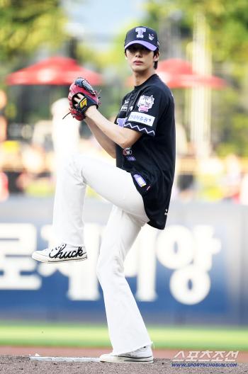  MONSTA X Hyungwon stands on the mound in Gwangju, his hometown