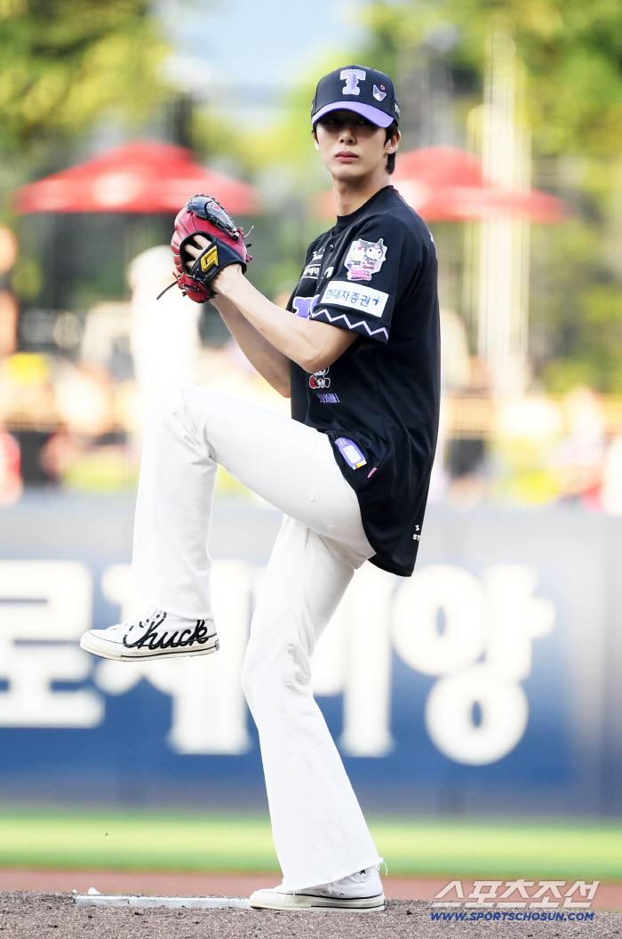  MONSTA X Hyungwon stands on the mound in Gwangju, his hometown