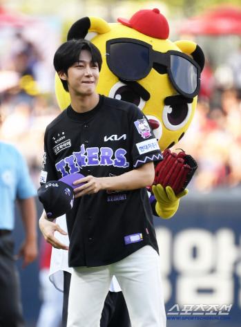 MONSTA X Hyungwon's excitement