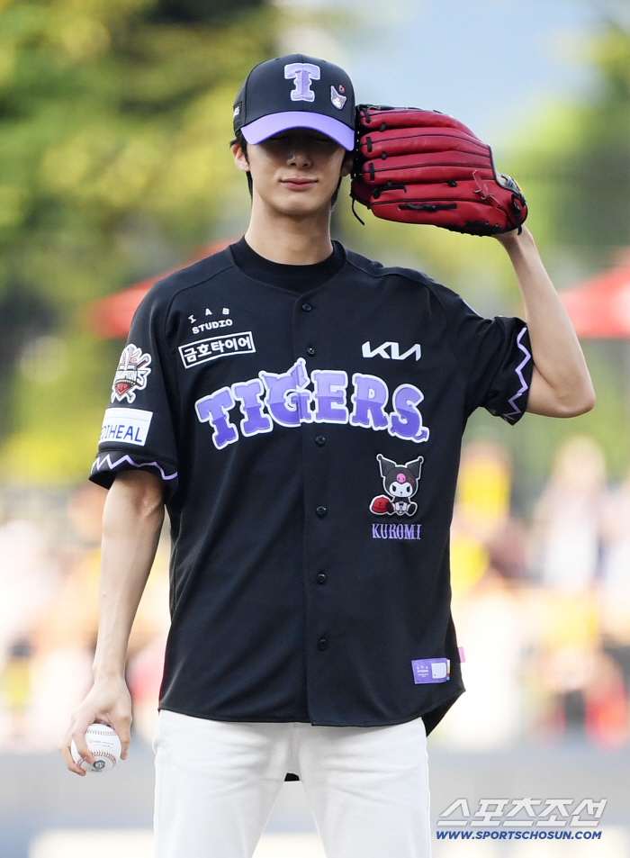 MONSTA X Hyungwon's first pitch in his hometown