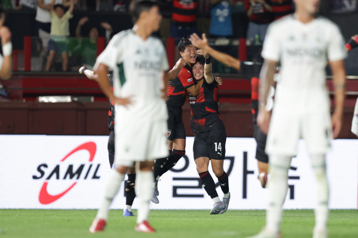26G Unbeaten Jeonbuk Collapses...Pohang wins 31 with Yonggwangro soccer on top