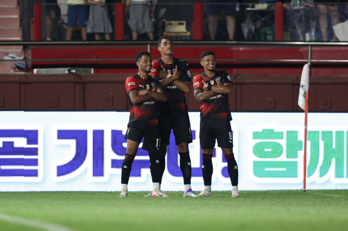 26G Unbeaten Jeonbuk Collapses...Pohang wins 31 with Yonggwangro soccer on top