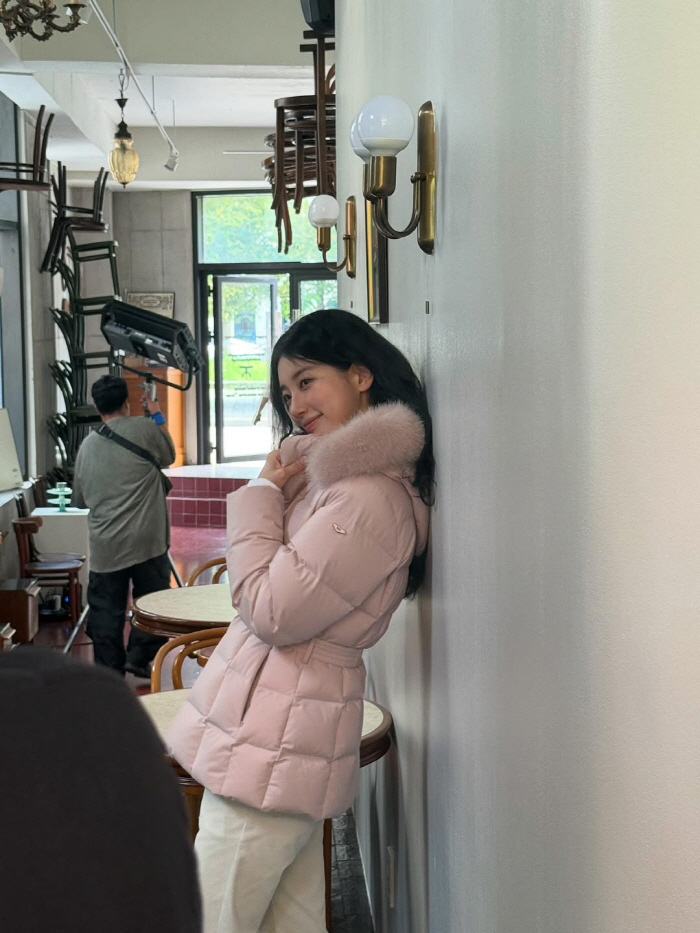  Cheoseo magic..Suzy, a professional wearing padded jackets through the 34-degree heat wave warning nationwide