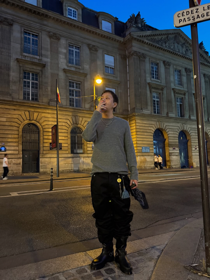  Isn't it illegal..Hyuna ♥ Yong Jun-hyung smokes confidently on the streets of Paris