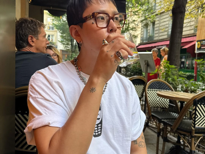  Isn't it illegal..Hyuna ♥ Yong Jun-hyung smokes confidently on the streets of Paris
