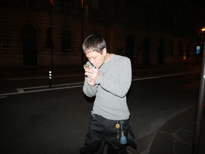  Isn't it illegal..Hyuna ♥ Yong Jun-hyung smokes confidently on the streets of Paris
