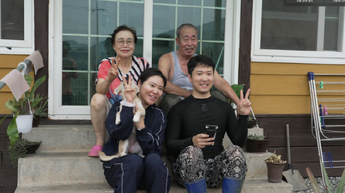 The 'Seller' Old Couple and the 'Buyer' Newlywed Couple, Special Living Together for Two Months