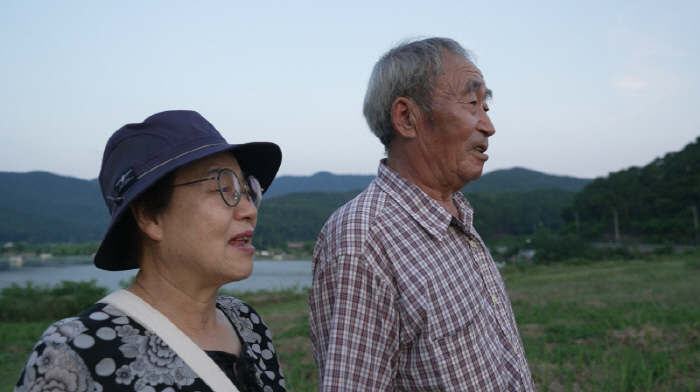The 'Seller' Old Couple and the 'Buyer' Newlywed Couple, Special Living Together for Two Months