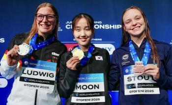 16-year-old Seoul High School student Moon Soo-ah did it 女The 200m breaststroke is the first in the history of the World Junior Championships! Thanks to all the teachers