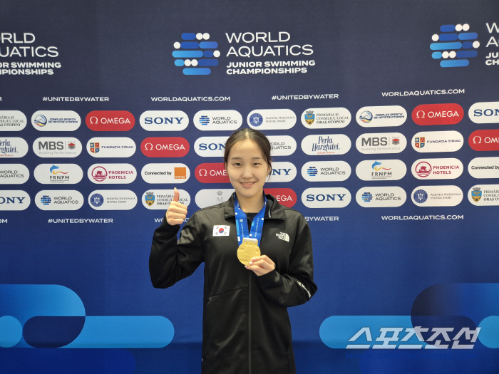 16-year-old Seoul High School student Moon Soo-ah did it 女The 200m breaststroke is the first in the history of the World Junior Championships! Thanks to all the teachers