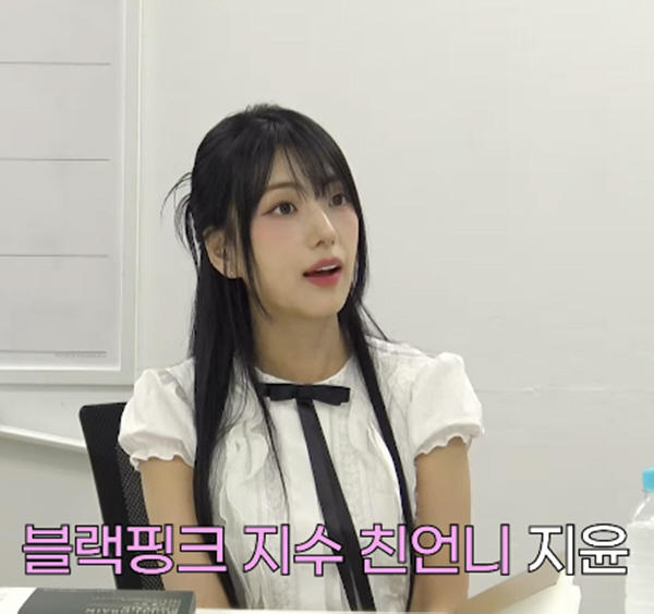 BLACKPINK's Jisoo flight attendant and her official debut as a super seller are also cheering. 