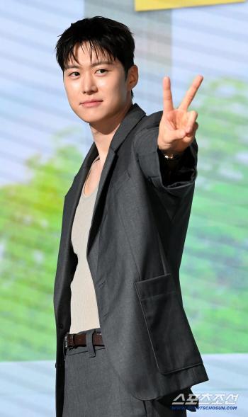 Gongmyeong in his 30s. Isn't he a student teacher? Take good care of yourself