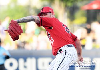 He was on a no-hitter until the fifth inning, but lost two runs on three consecutive hits. His first hit to the No. 1 stealer → He was worried about stealing, but hit a triple on a fastball. 