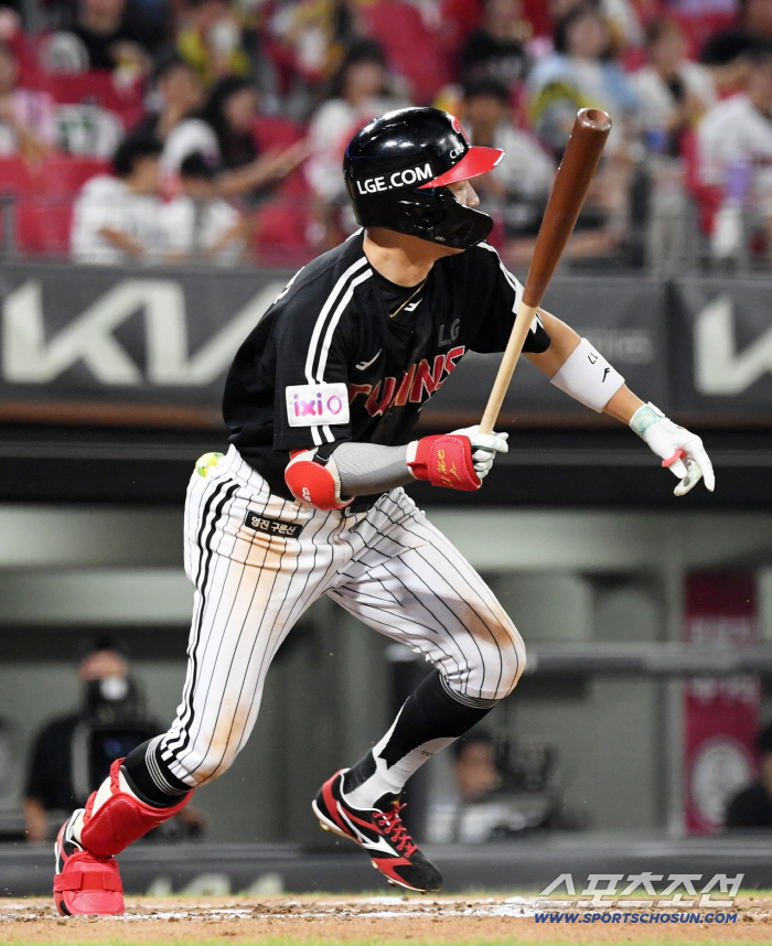 He was on a no-hitter until the fifth inning, but lost two runs on three consecutive hits. His first hit to the No. 1 stealer → He was worried about stealing, but hit a triple on a fastball.