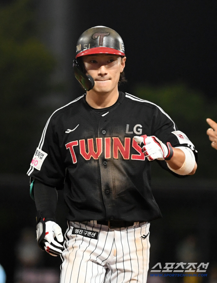 He was on a no-hitter until the fifth inning, but lost two runs on three consecutive hits. His first hit to the No. 1 stealer → He was worried about stealing, but hit a triple on a fastball.