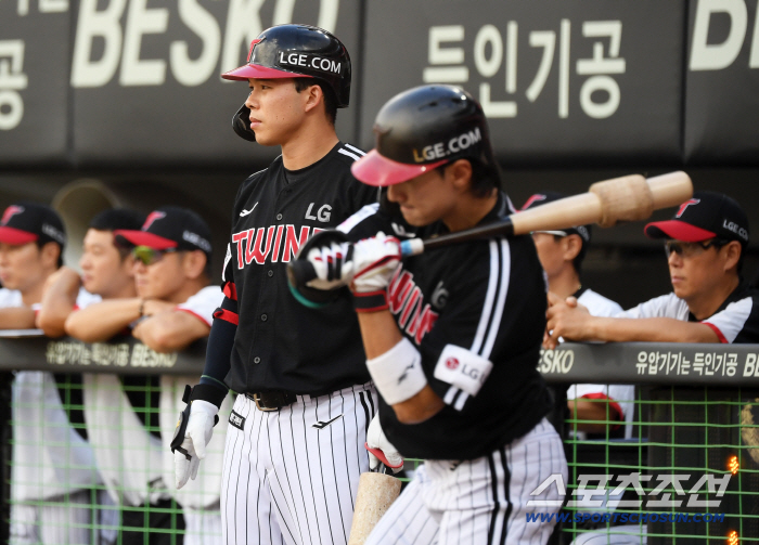 He was on a no-hitter until the fifth inning, but lost two runs on three consecutive hits. His first hit to the No. 1 stealer → He was worried about stealing, but hit a triple on a fastball.