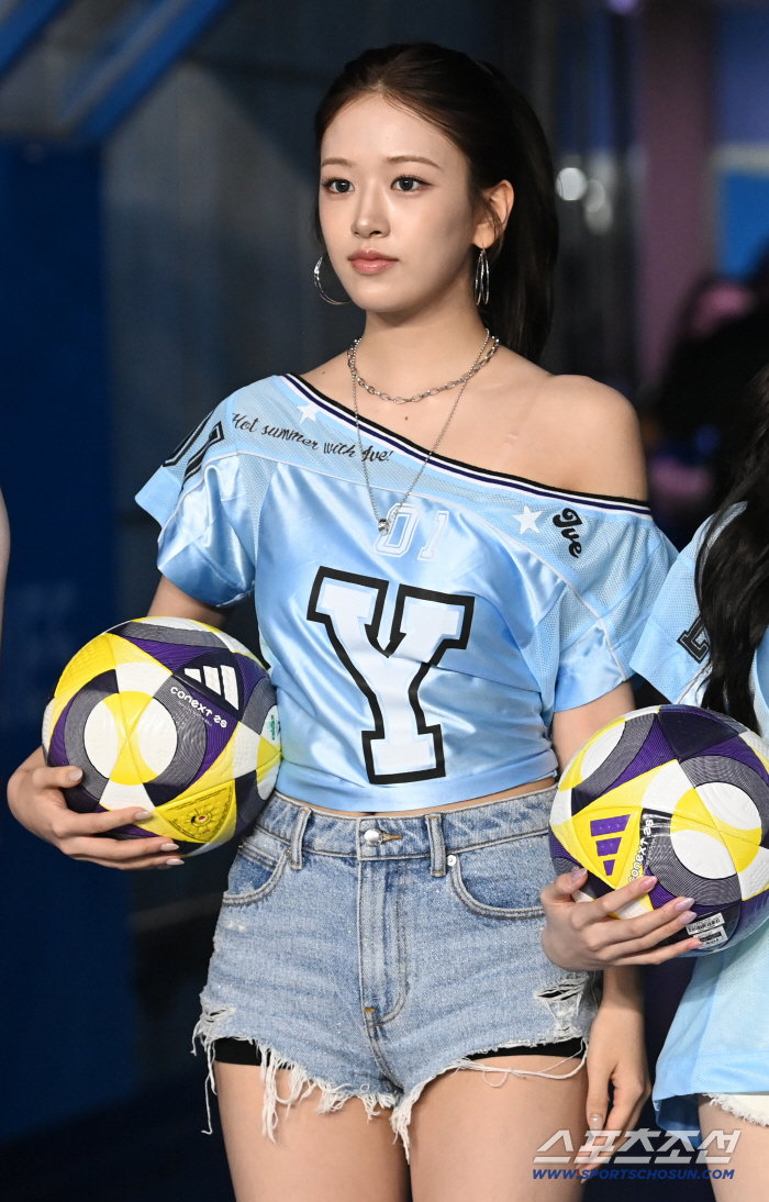 I did a good job covering I.V. Ahn Yujin's Golden Cover? There's still a long way to go. I don't... 