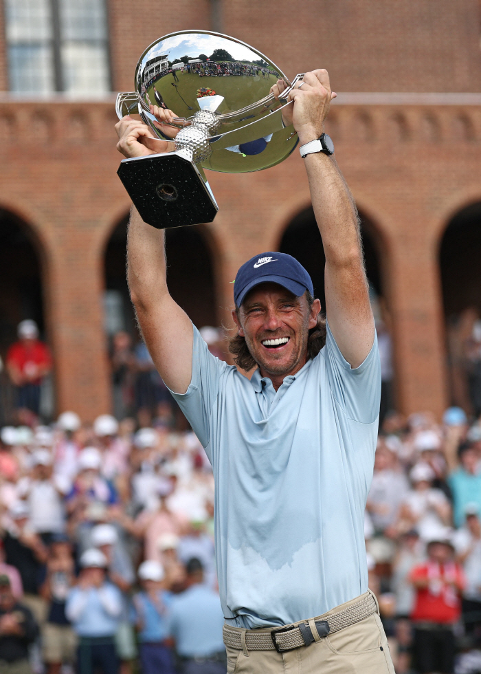 In the American golf holy site, Tommy! Tommy! England golf Jesus' touching roar, everyone choked up