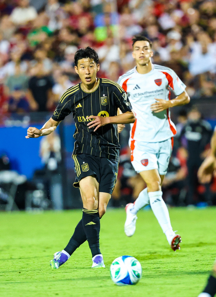 It's crazy. Even the BBC! Superstar Son Heung-min should be exhibited at the Louvre Museum...Crazy for fantastic free kicks → LAFC's home debut match is imminent
