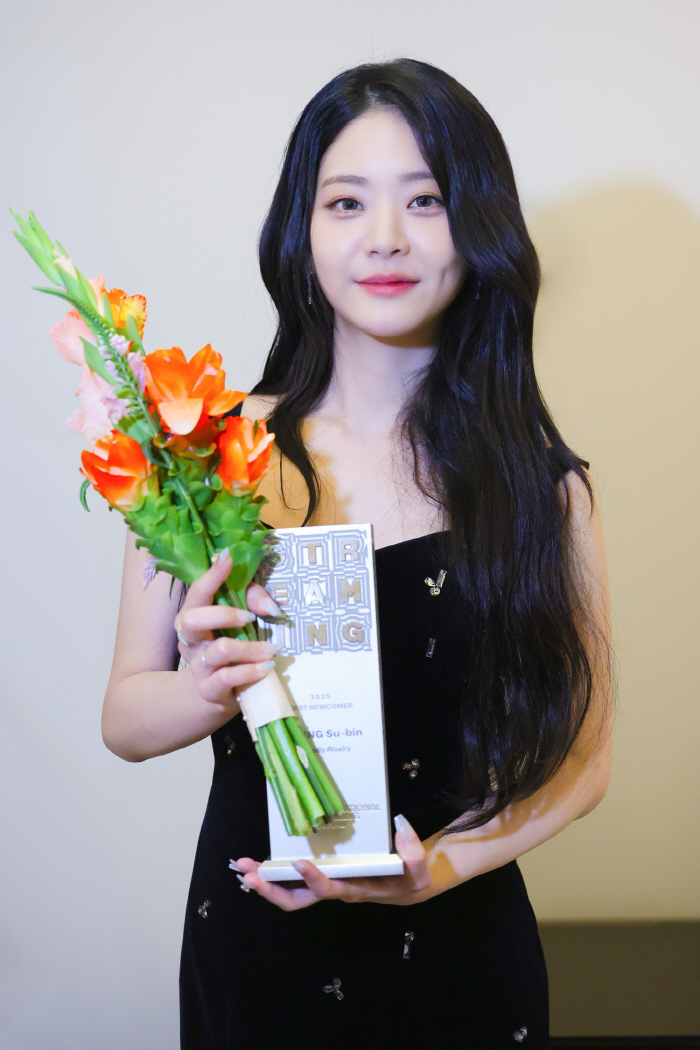 Jung Soo-bin, a good-natured competition, won the Global OTT Awards for Women's Rookie of the Year..I didn't do it alone