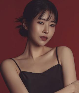 Lee Se-young, who spent 100 million won on plastic surgery, and chest filler side effects, one side is falling down..an operation in the end