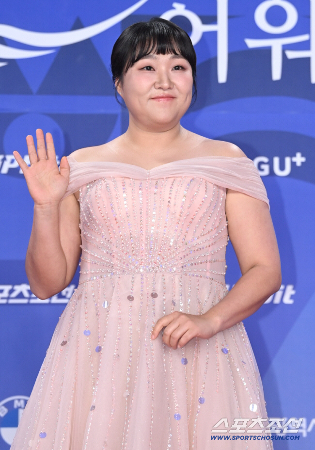Lee Soo-ji, I'm crying because of the poem. After filming a variety show, I went to heaven..Reminds me of memories (table for four)