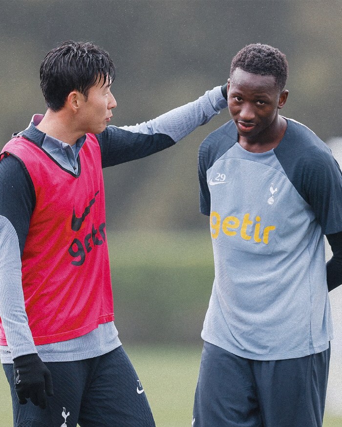 'Legendary Sonny'. Son Heungmin's favorite doll. What's your love for Korea?Park Ji-sung even certified his legendary uniform