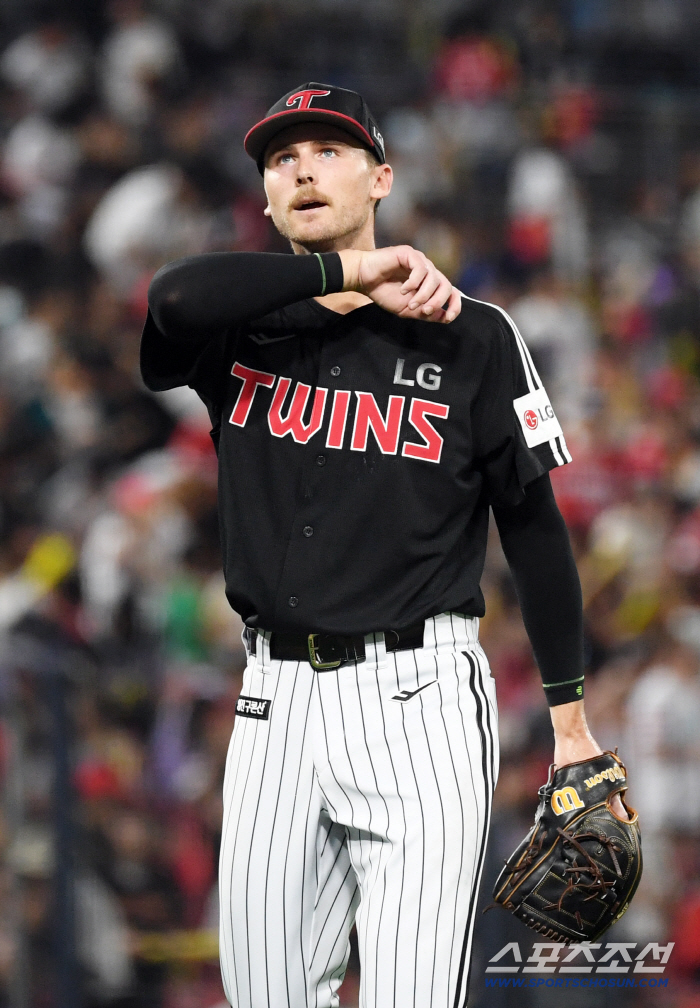 A lucky charm that brought luck and skill. Three wins, ERA 0.50, and zero hit rate. No home runs or runs. 