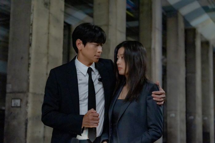 A moment of vigilance and attraction..Polaris Jeon Ji-hyun and Kang Dong-won Steel Revealed