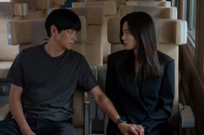 A moment of vigilance and attraction..Polaris Jeon Ji-hyun and Kang Dong-won Steel Revealed