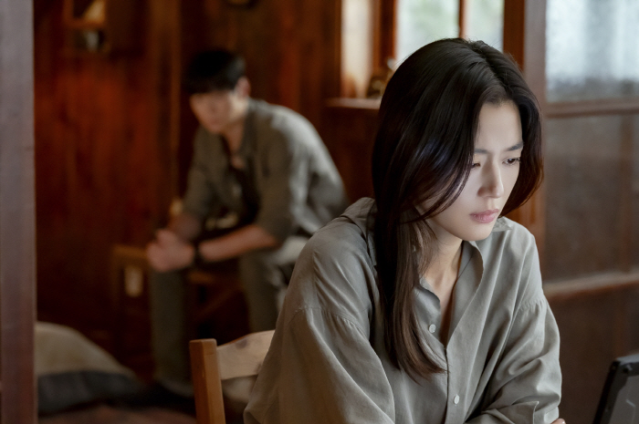 A moment of vigilance and attraction..Polaris Jeon Ji-hyun and Kang Dong-won Steel Revealed