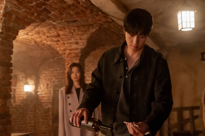 A moment of vigilance and attraction..Polaris Jeon Ji-hyun and Kang Dong-won Steel Revealed