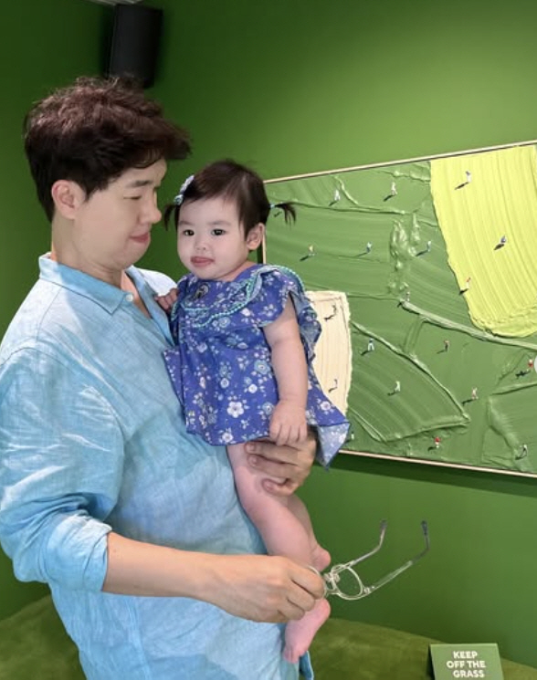 Park Soo Hong's daughter, Jay, became a pretty princess..Seochon date in the arms of a kind dad