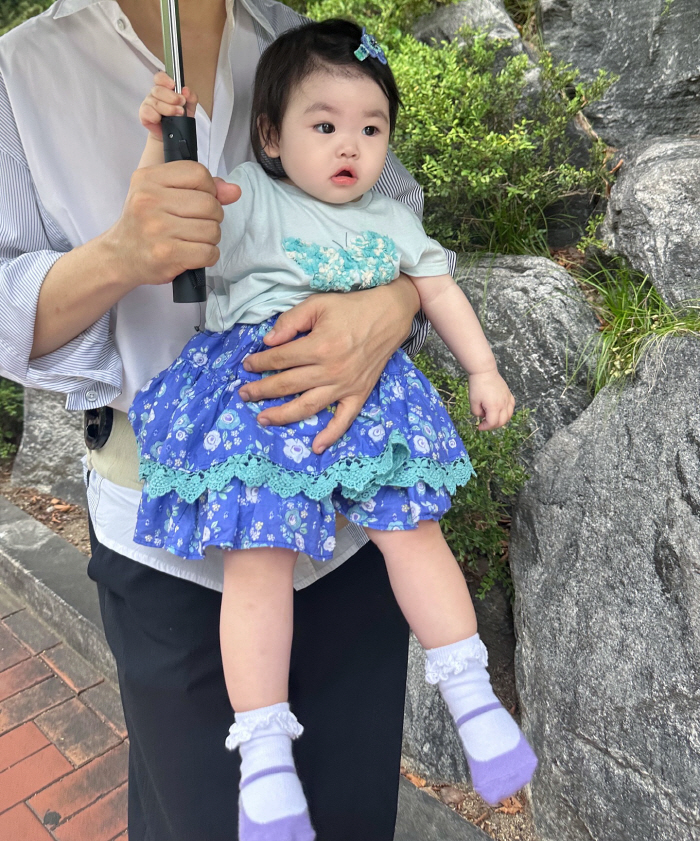 A person's daughter grows up fast...Park Soo-hong's 10-month-old daughter, Jae-yi, was surprised to see her growing up