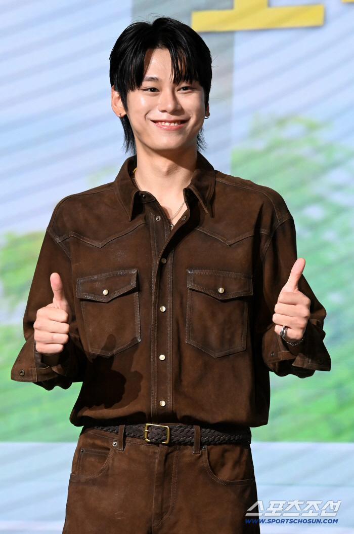  Cha Woo-min, thumbs up smile