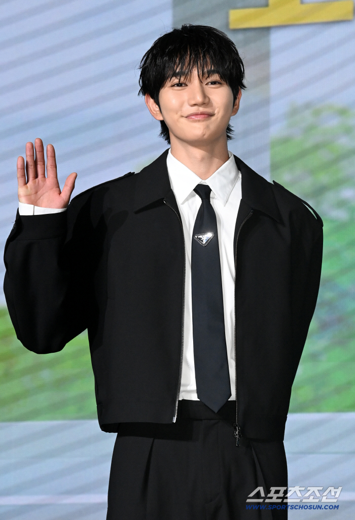  Yun Sanghyun, say hello with a fresh smile