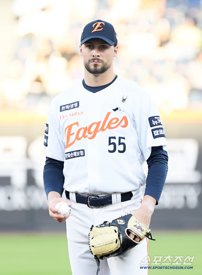 A pitcher like this is only a billion won? He's more than the first starter on another team, but he's only covered by the super ace