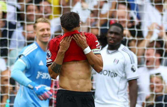 Referee, why the hell are you hitting me! Mental War Crash Ahead Of Penalty, Man Utd Captain PK Mistake Could Have Unnerved