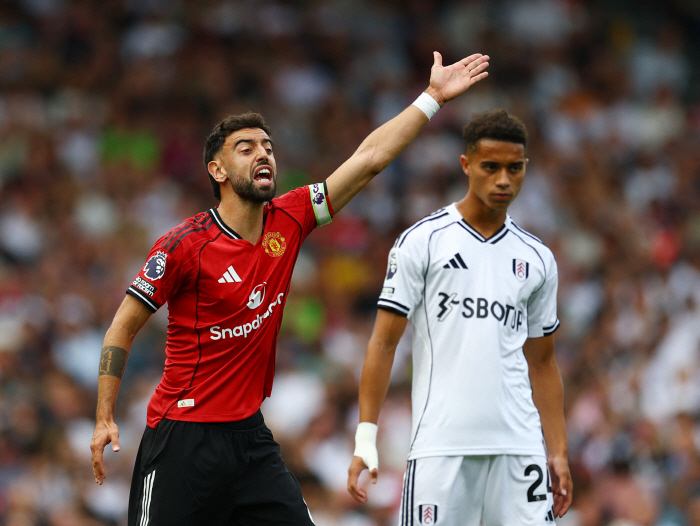 Referee, why the hell are you hitting me! Mental War Crash Ahead Of Penalty, Man Utd Captain PK Mistake Could Have Unnerved