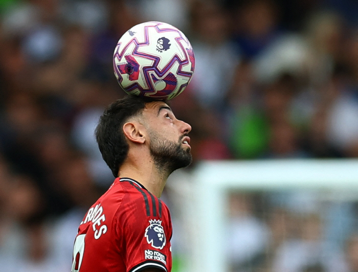 Referee, why the hell are you hitting me! Mental War Crash Ahead Of Penalty, Man Utd Captain PK Mistake Could Have Unnerved