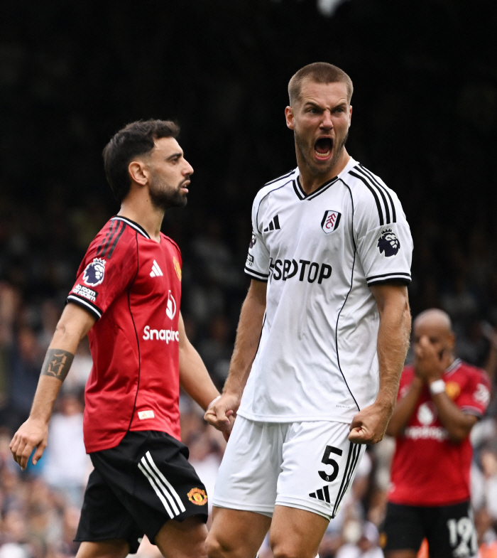 Referee, why the hell are you hitting me! Mental War Crash Ahead Of Penalty, Man Utd Captain PK Mistake Could Have Unnerved