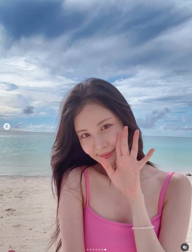  Seohyun of Girls' Generation, a narrow waist revealed on the beach...Lovely  sexy