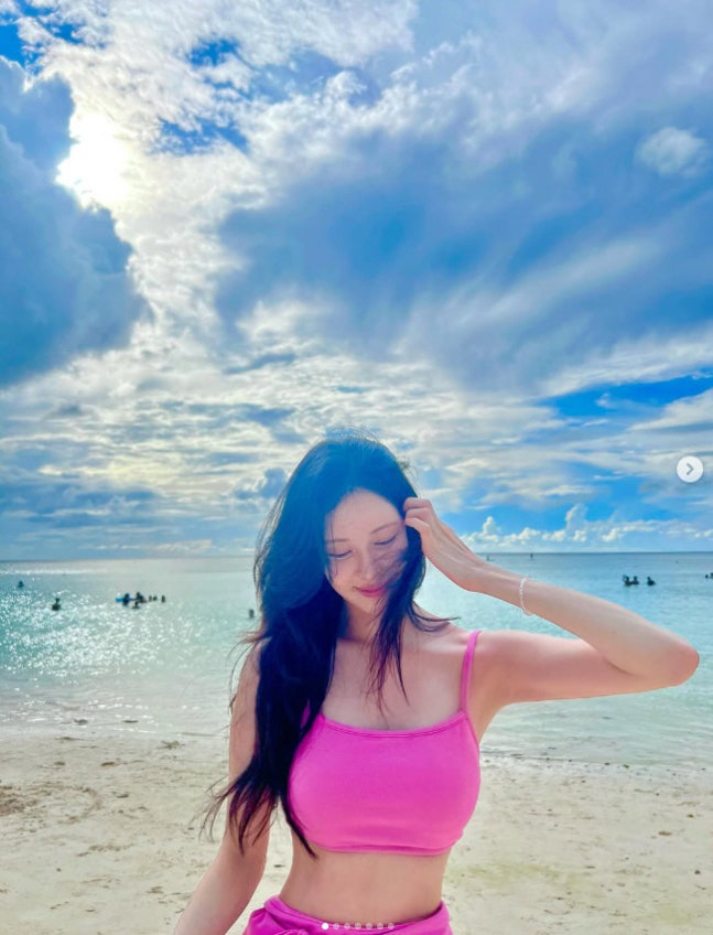  Seohyun of Girls' Generation, a narrow waist revealed on the beach...Lovely  sexy