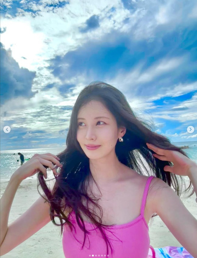  Seohyun of Girls' Generation, a narrow waist revealed on the beach...Lovely  sexy