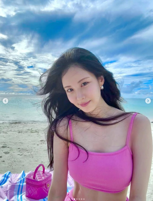  Seohyun of Girls' Generation, a narrow waist revealed on the beach...Lovely  sexy