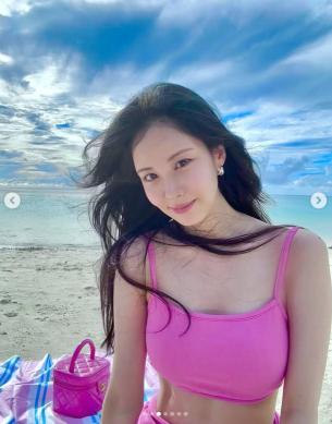 Seohyun, the youngest of Girls' Generation's bold sexiness...The fans are so innocent and sexy